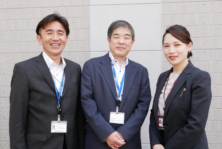 （左から）SE ：菰田景氏、営業：三宅健二、営業：鈴居琴未